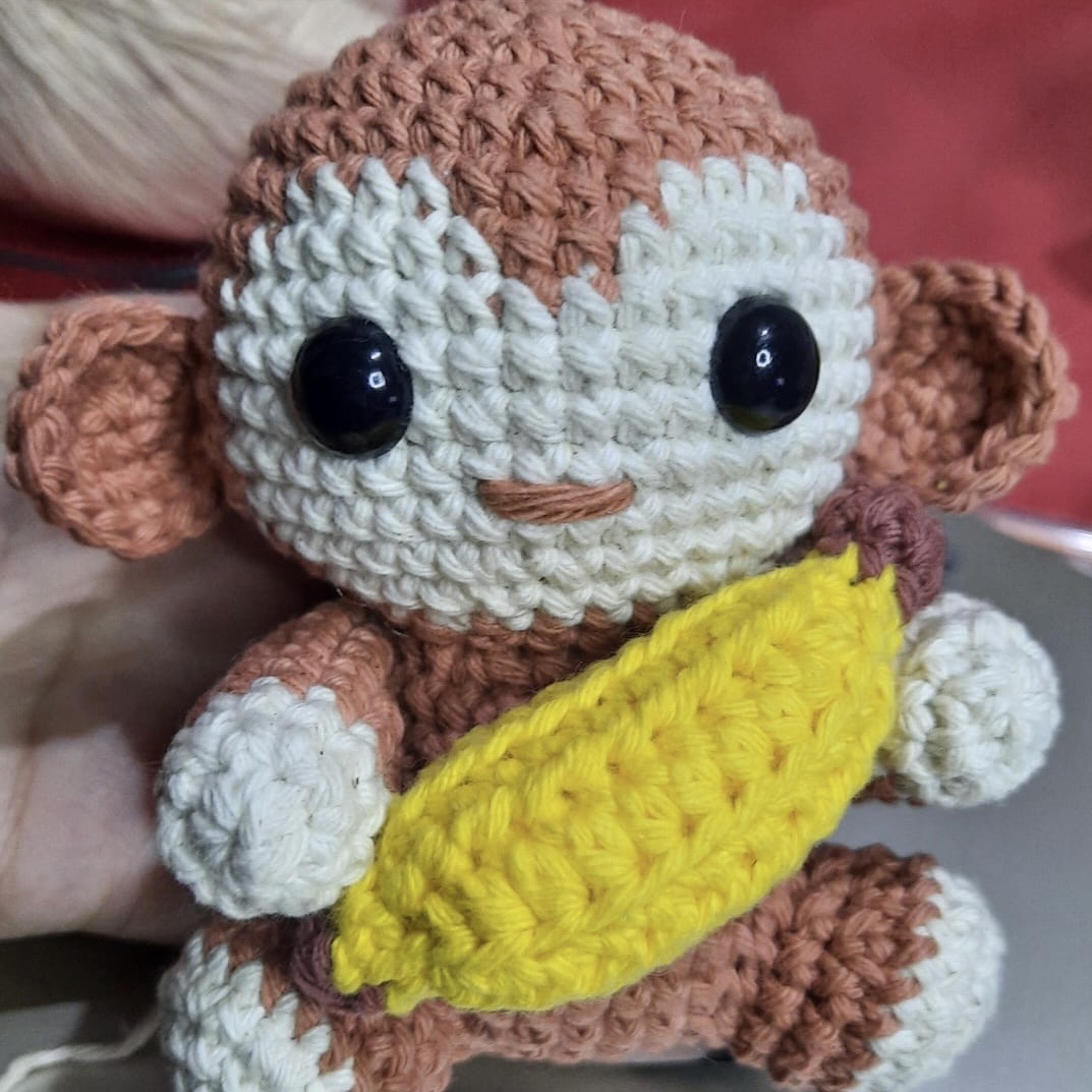 monito con una banana