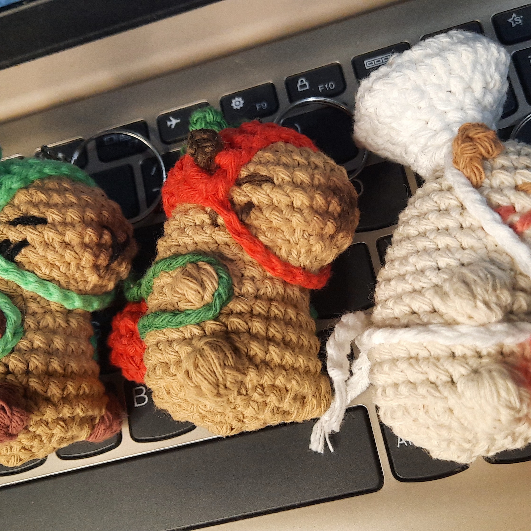 imagen de tres carpinchos a crochet