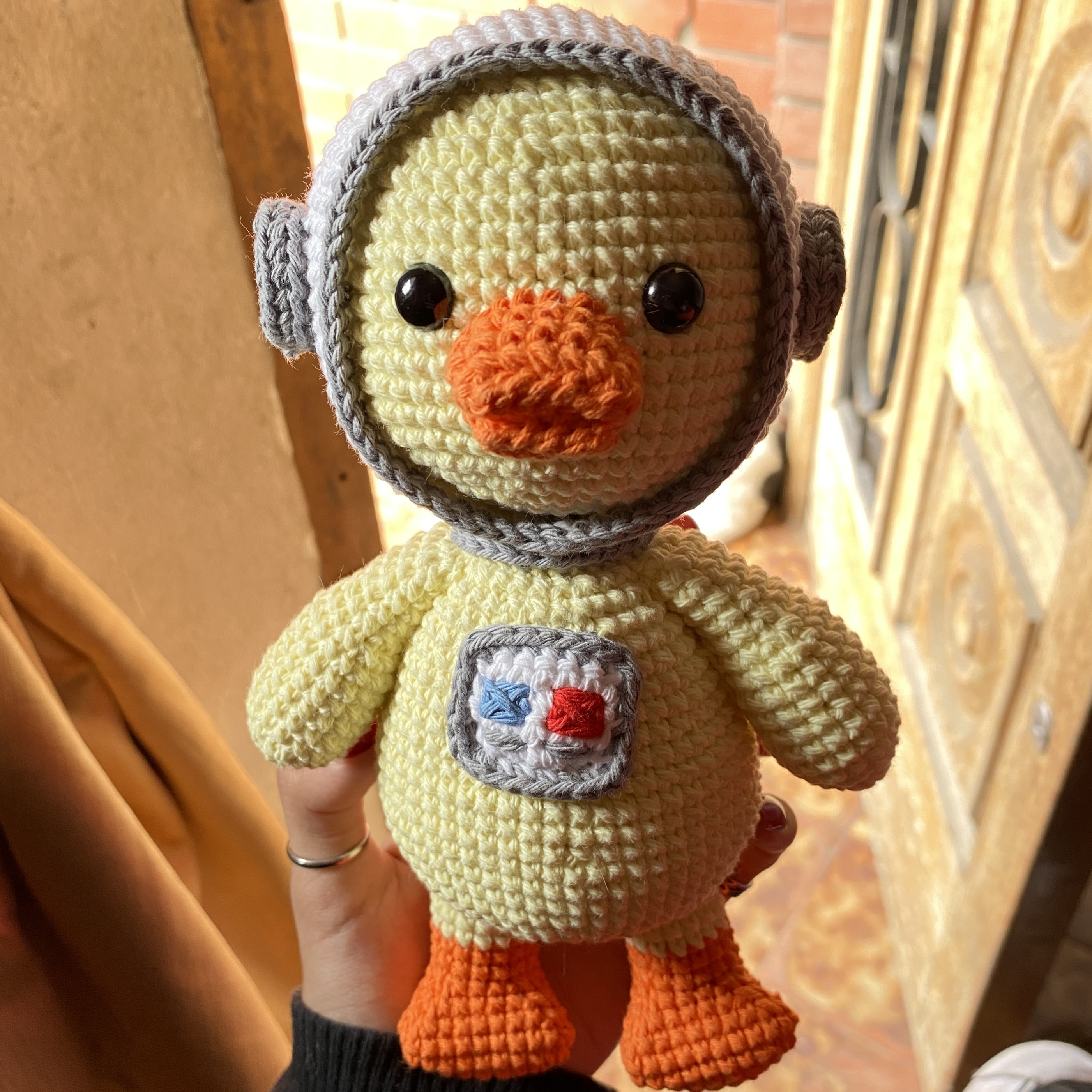 imagen de un patito astronauta a crochet